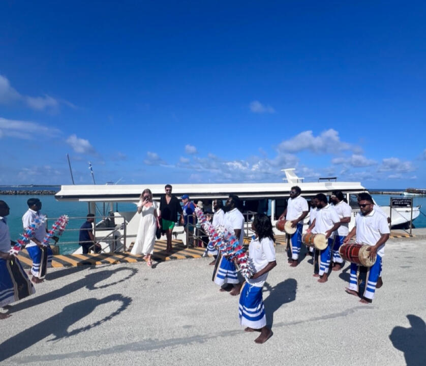 Traditionelle Bodu-Beru-Trommler begrüßen Gäste an einem Anleger auf den Malediven