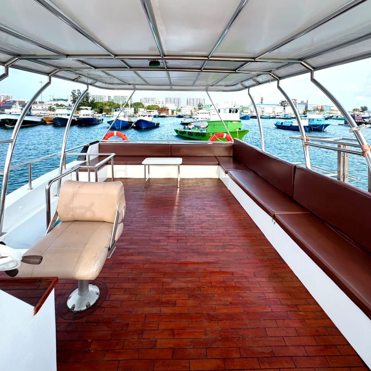 Achterdeck-Lounge der FINCH mit Blick auf den Hafen von Malé