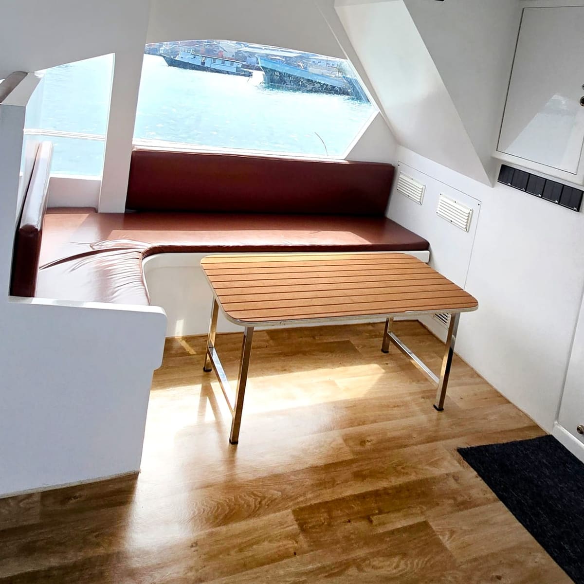 Lounge-Ecke im Salon der FINCH mit Panoramafenster