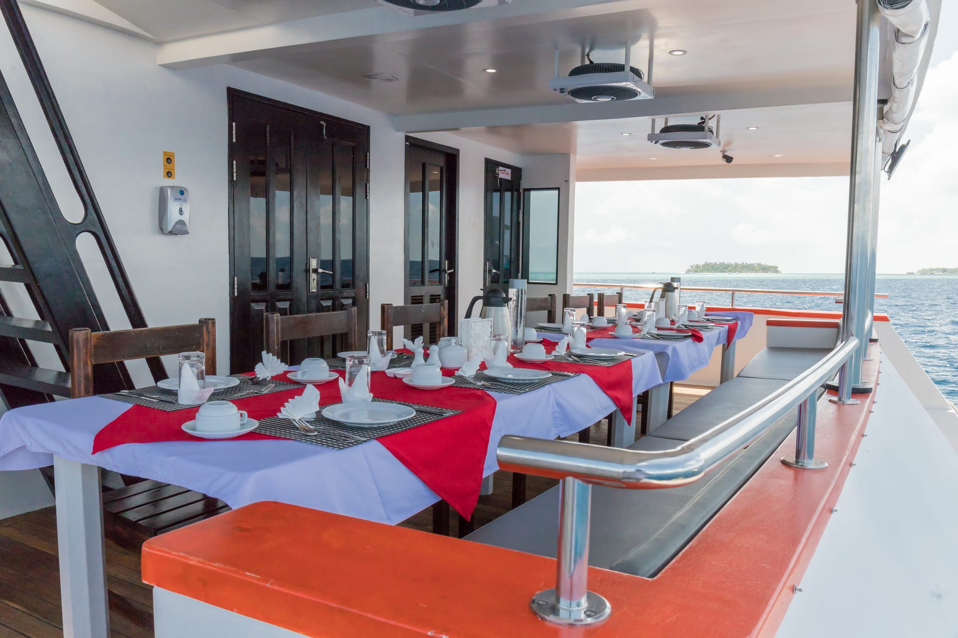 Gedeckter Tisch im Restaurant der HAIRA mit Blick auf eine Insel