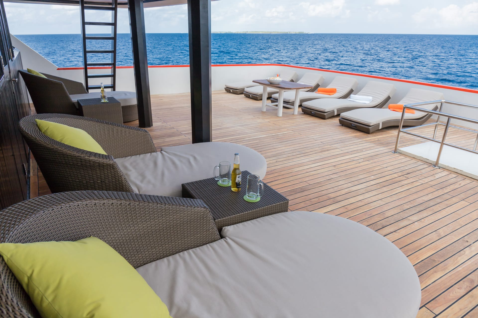 Lounge-Ecke auf dem Sonnendeck der HAIRA mit Blick aufs Meer