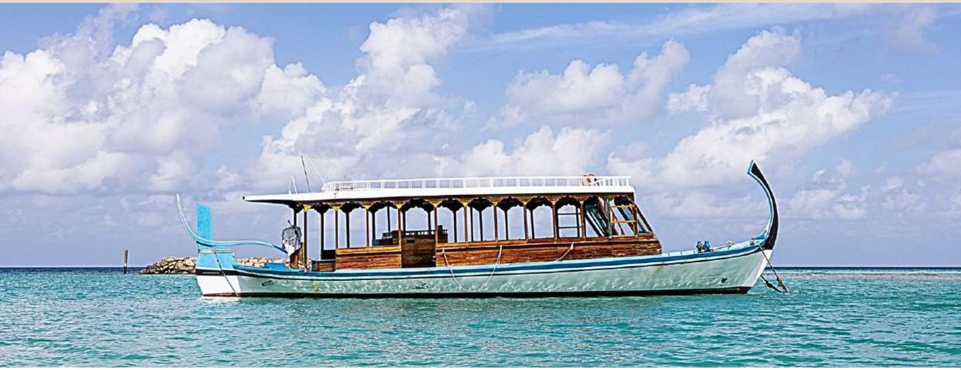 Traditionelles Dhoni-Boot für die Inseltransfers