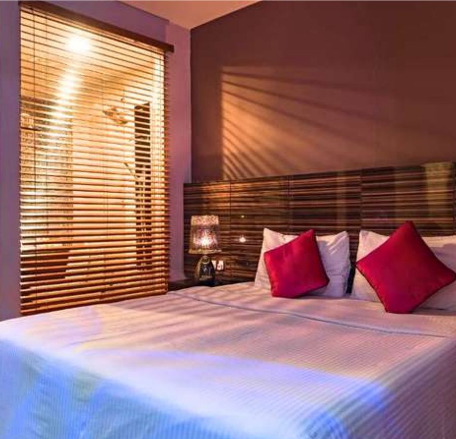 Doppelzimmer mit Holzlamellen-Fensterläden auf einer der Inseln
