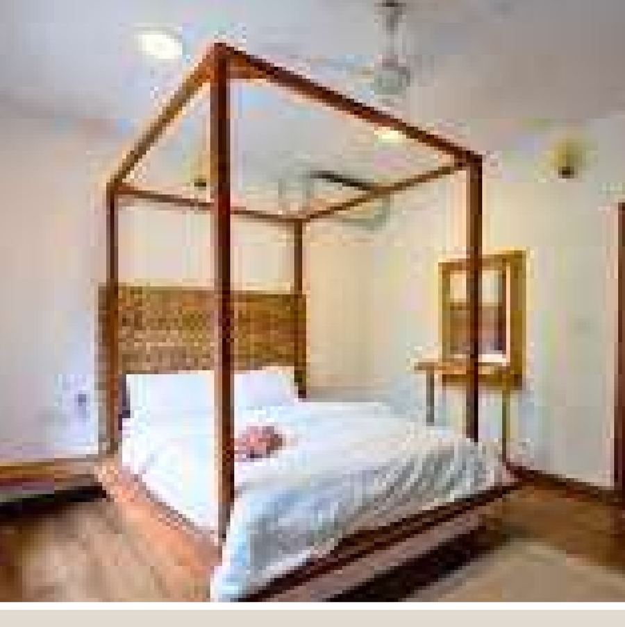 Zimmer mit hölzernem Himmelbett