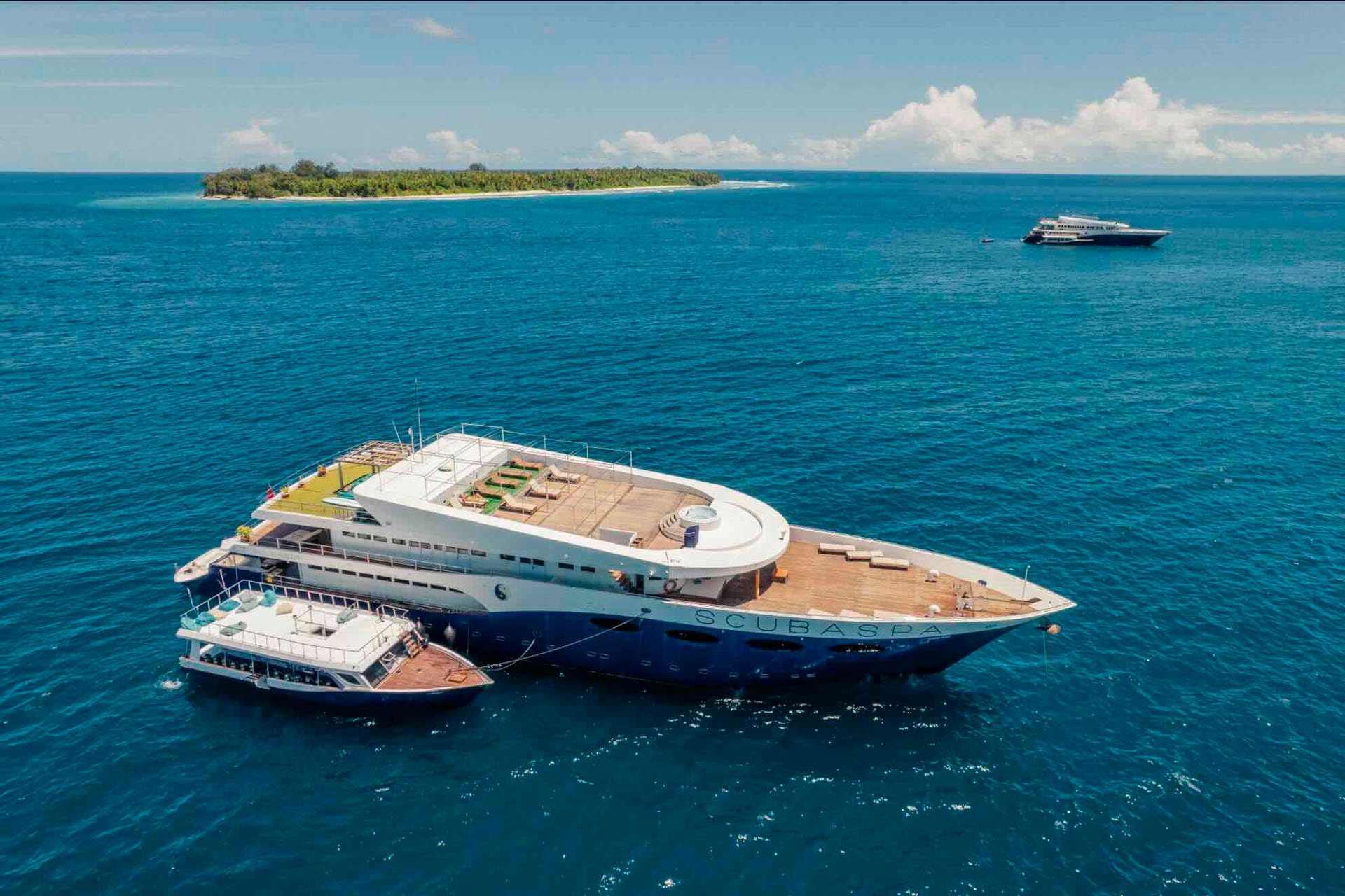 Luftaufnahme der SCUBASPA vor einer Insel im Atoll