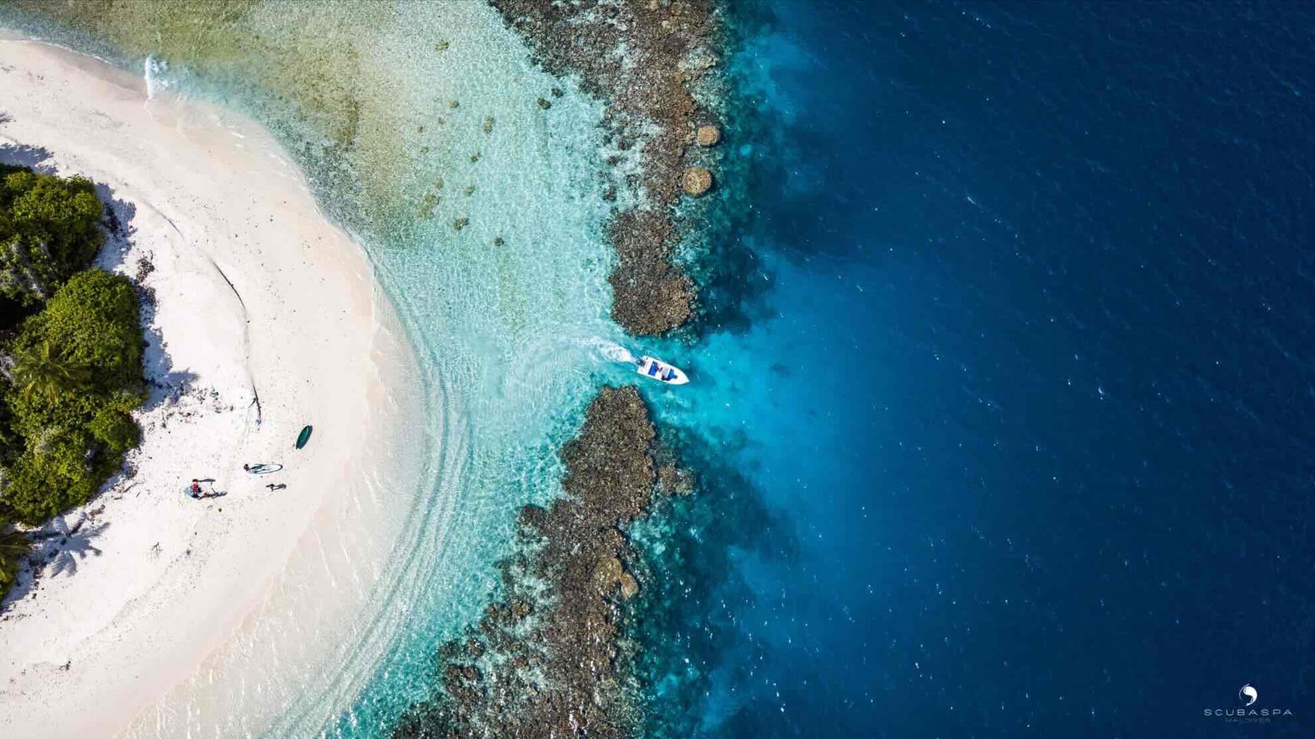 Luftaufnahme einer einsamen Sandbank mit Ausflugsboot