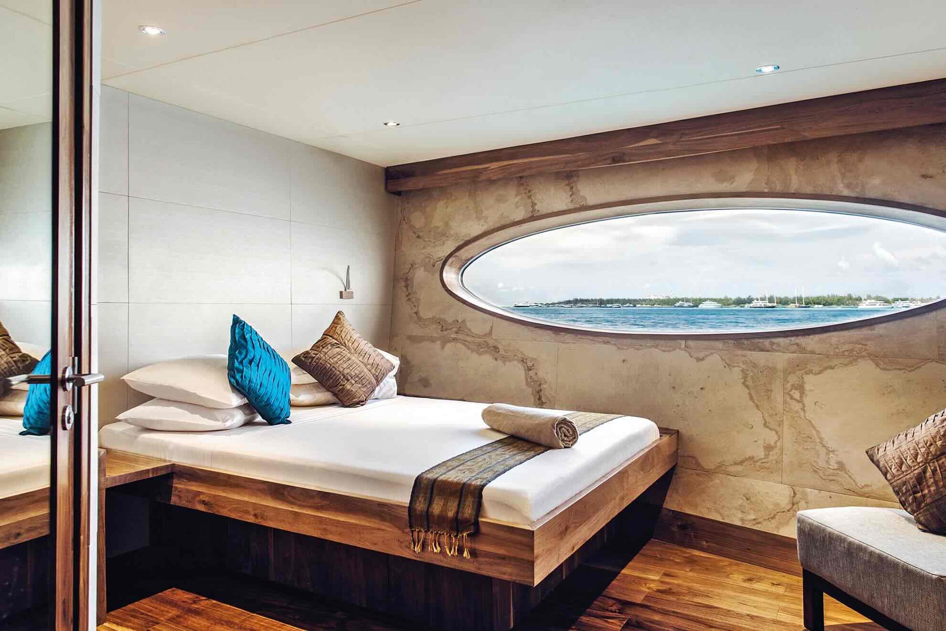 Dolphin Suite mit Bullauge über dem Wasser an Bord der SCUBASPA