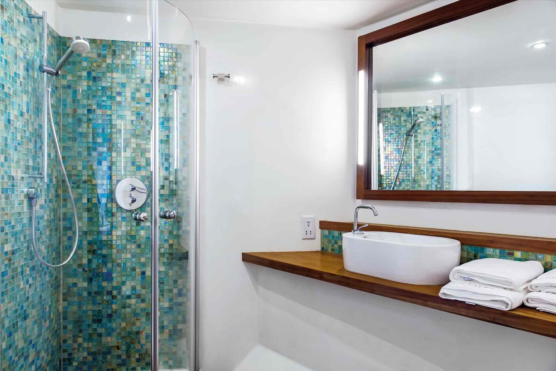 Bad der Manta Suite mit türkisem Mosaik