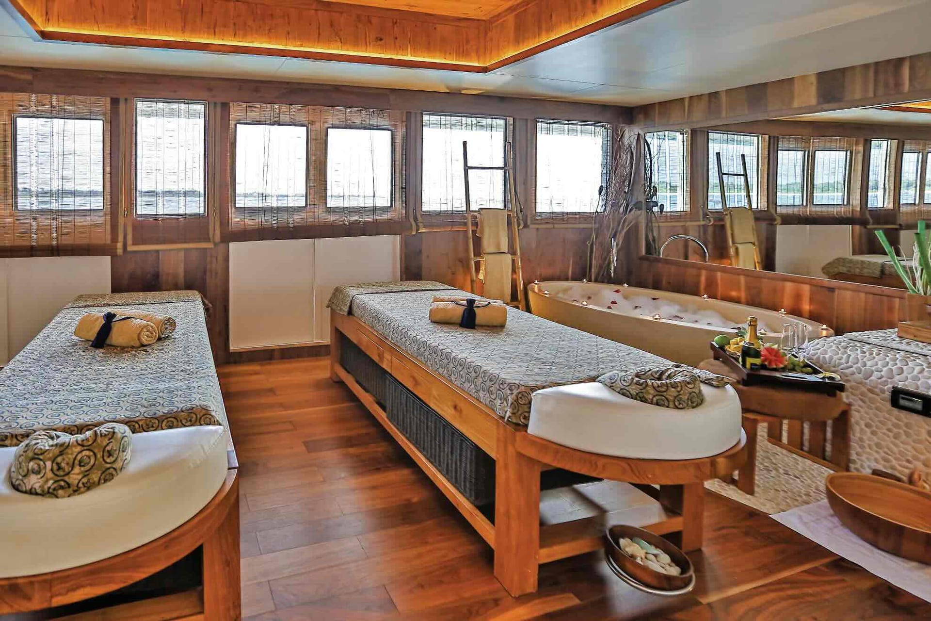Spa-Raum an Bord der SCUBASPA mit Whirlwanne