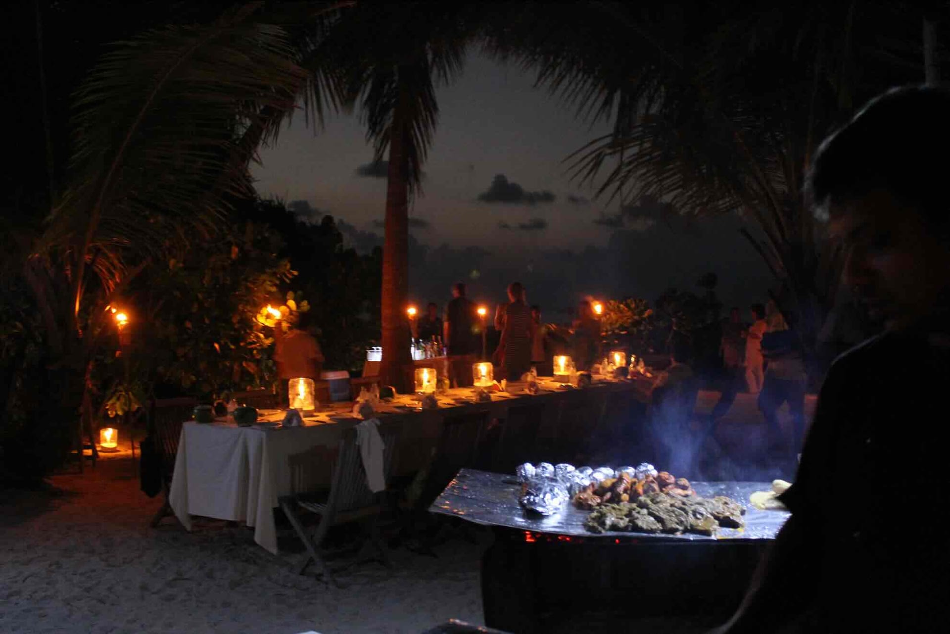 Gedeckter Tisch bei einem Strand-Dinner am Lagerfeuer