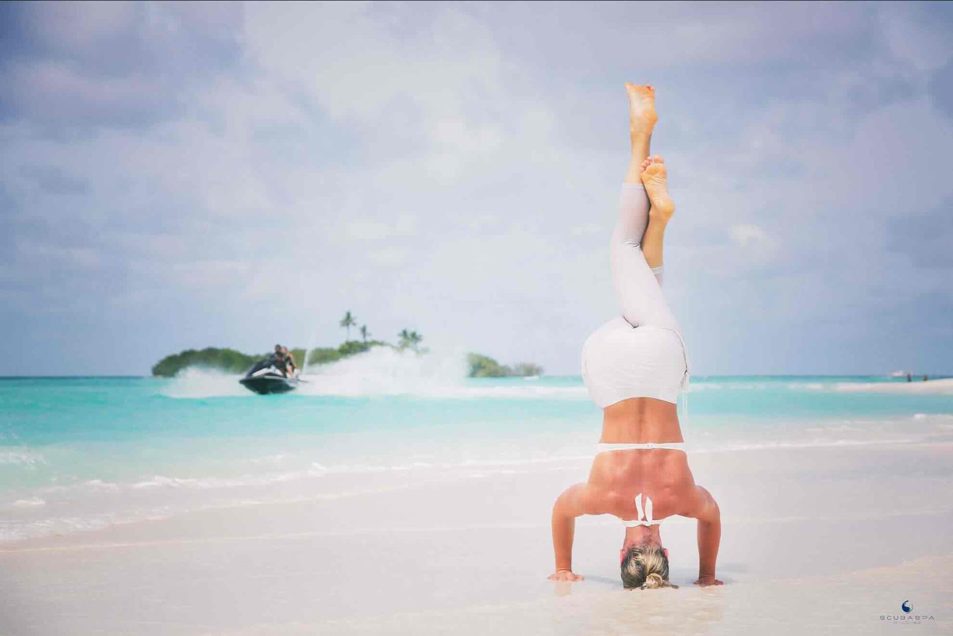 Yoga-Kopfstand am Strand